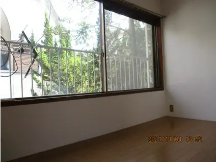 カリフォルニアハイツ(2K/1階)の居間写真