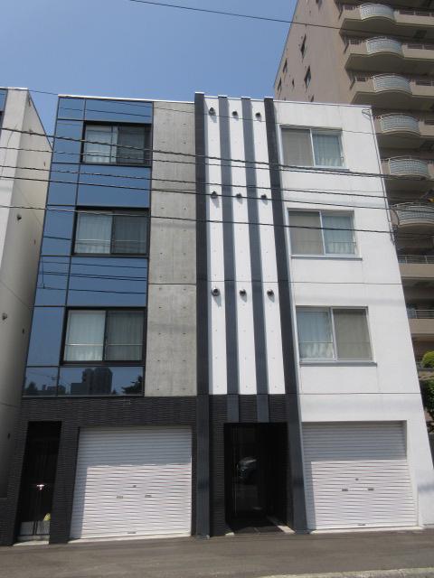 ガーデンハウス美術館前