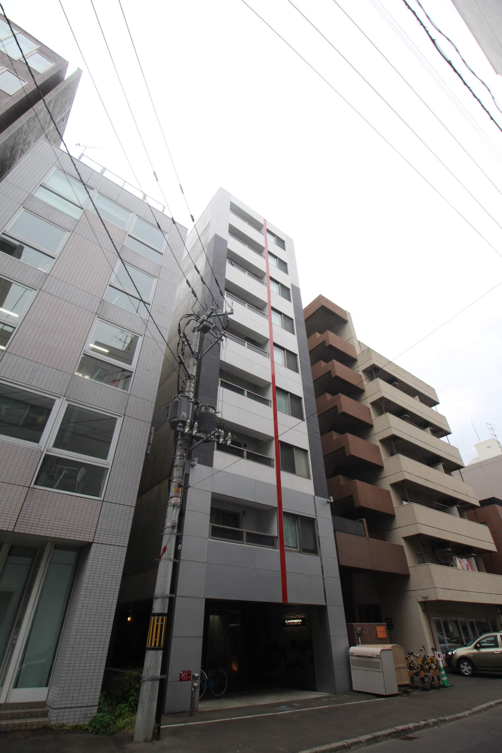 カレラ近代美術館前