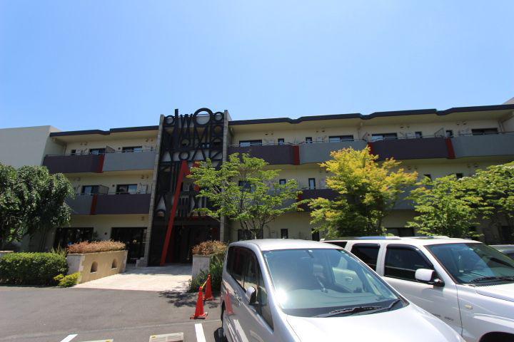 CRESCENT COURT