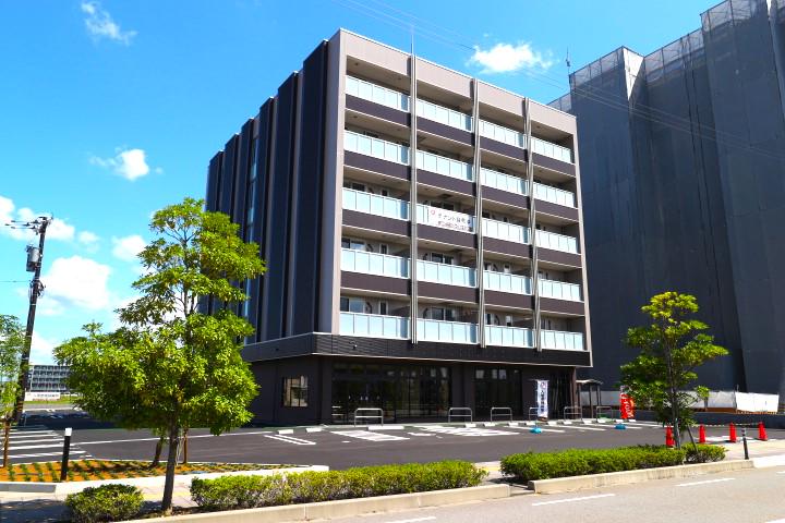 グランデ西金沢駅前