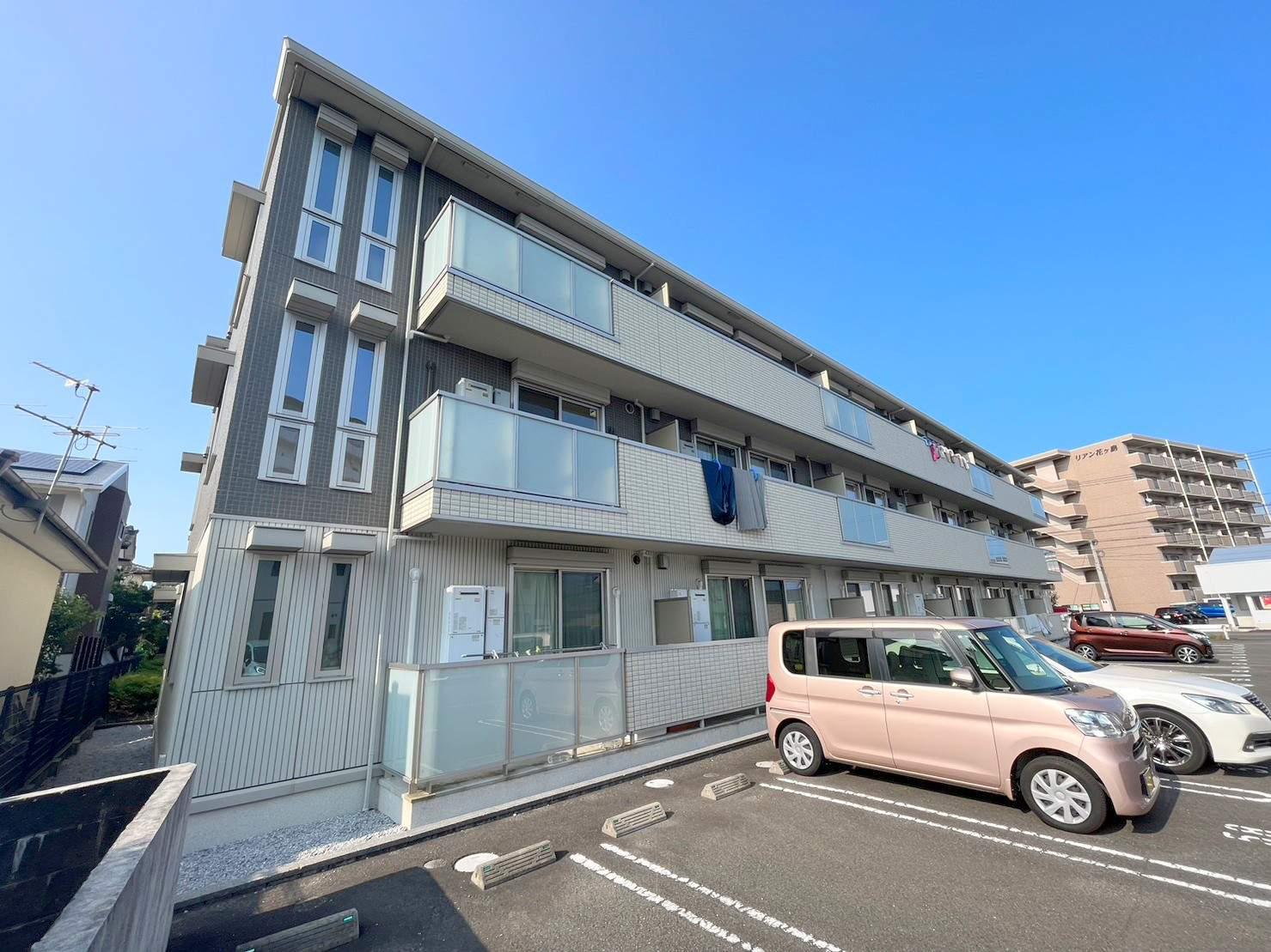 アルティスタ B