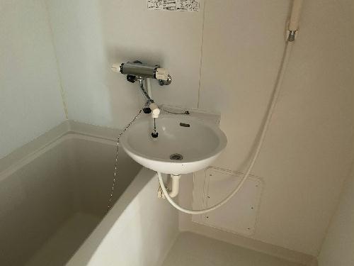 レオパレスハウゼブリューヘン(1K/2階)の玄関写真