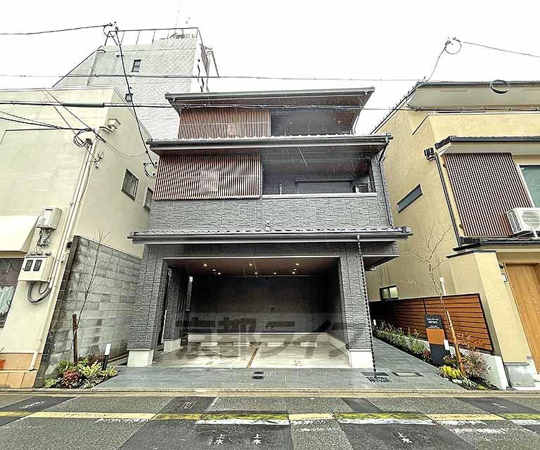 京都市烏丸線 丸太町駅(京都市営) 徒歩5分  築4年(2LDK/2階)