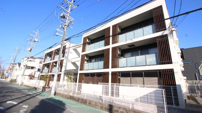 EMINENCE COURT