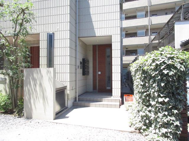 LEAF COURT