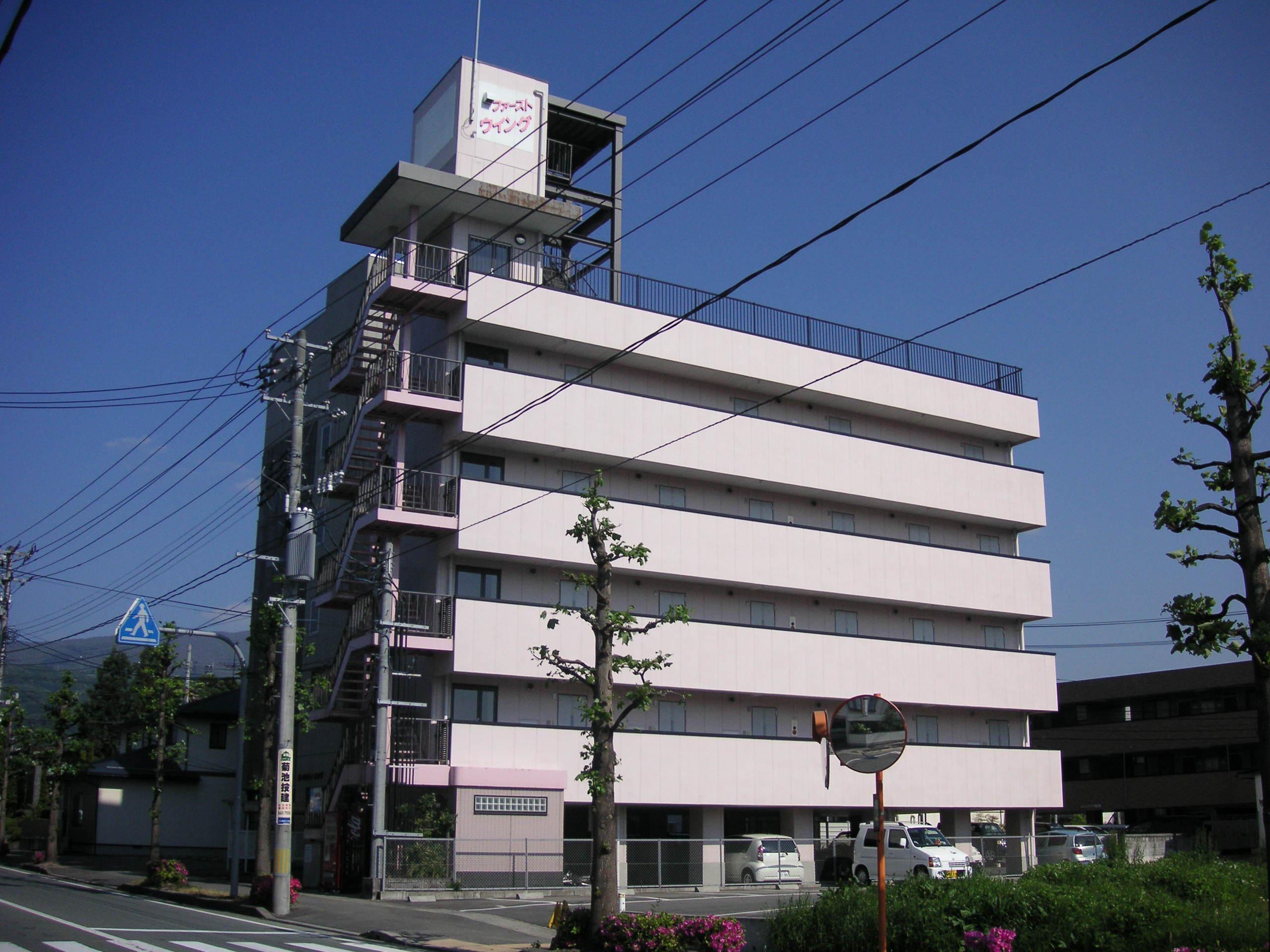 ファーストウィング