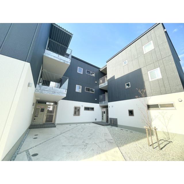 HIRUNDO COURT