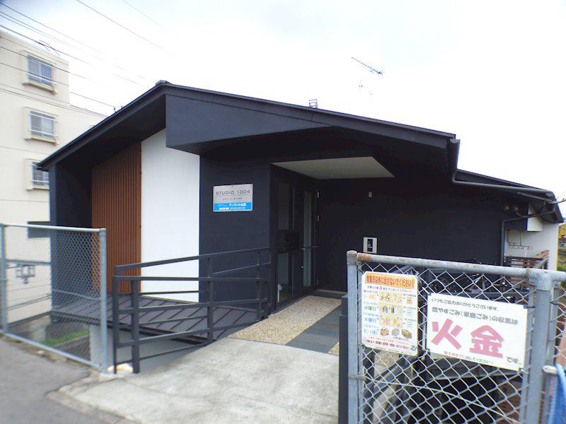 STUDIO 1004