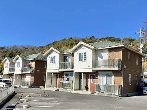 ファミーユ香貫A