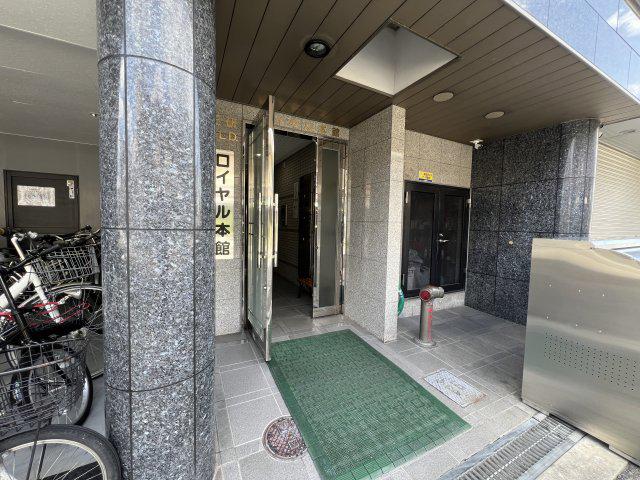 三研BLDロイヤル本館(1K/4階)の外観写真