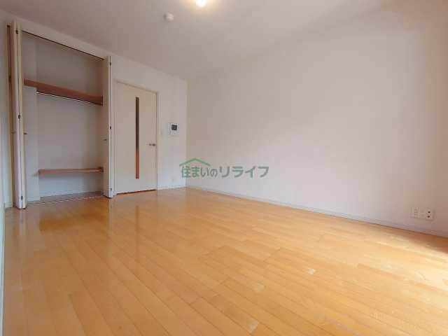 AKIS COURT
