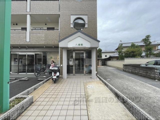 八 番 館