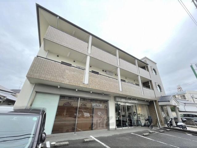 八 番 館