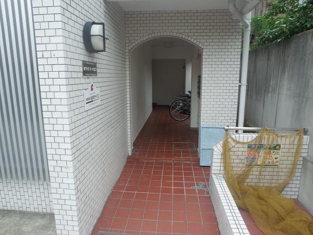ホワイトコート北口