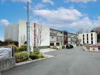 CRESCENT COURT