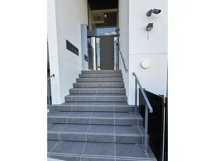  礼敷ゼロゼロ REVERESIDENCE初台 Q(1LDK/1階)の外観写真