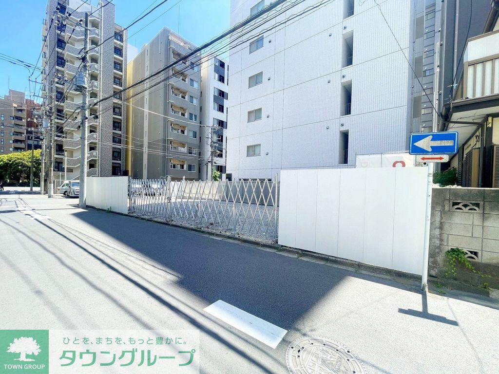 D-BLOOM COURT