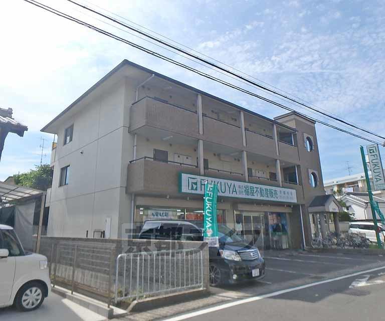 八 番 館