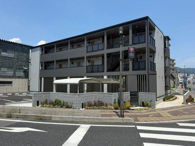 トロワ・ブランシュ・港町