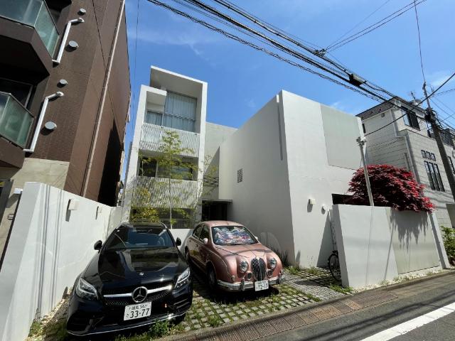 WHITE CUBE