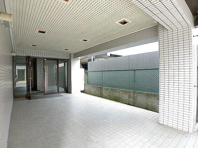 VILLA COURT