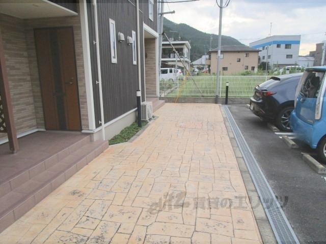 駅 東 館