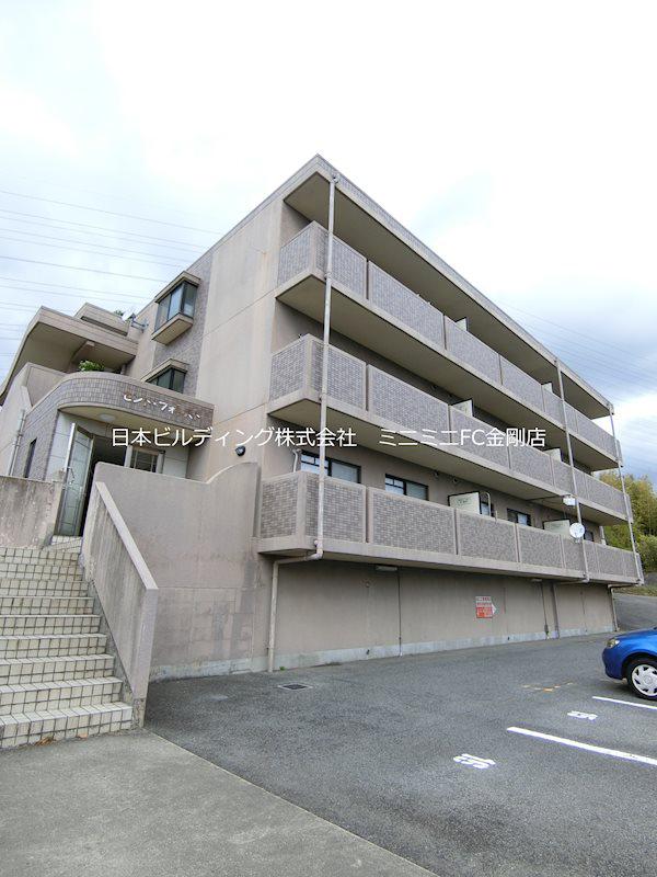 BREEZE COURT