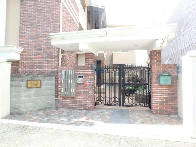 BOSTON HOUSE