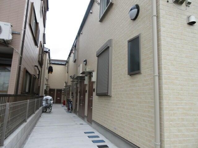 PLATANUS COURT