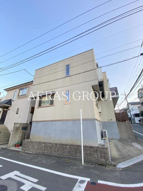 Y′S COURT