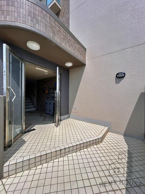 BREEZE COURT