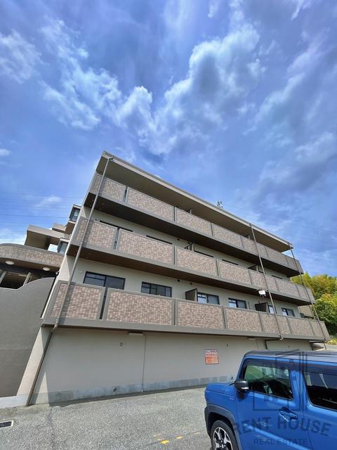 BREEZE COURT
