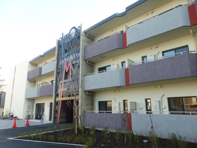 CRESCENT COURT