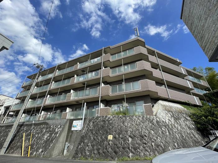 HILLSIDE KURATA