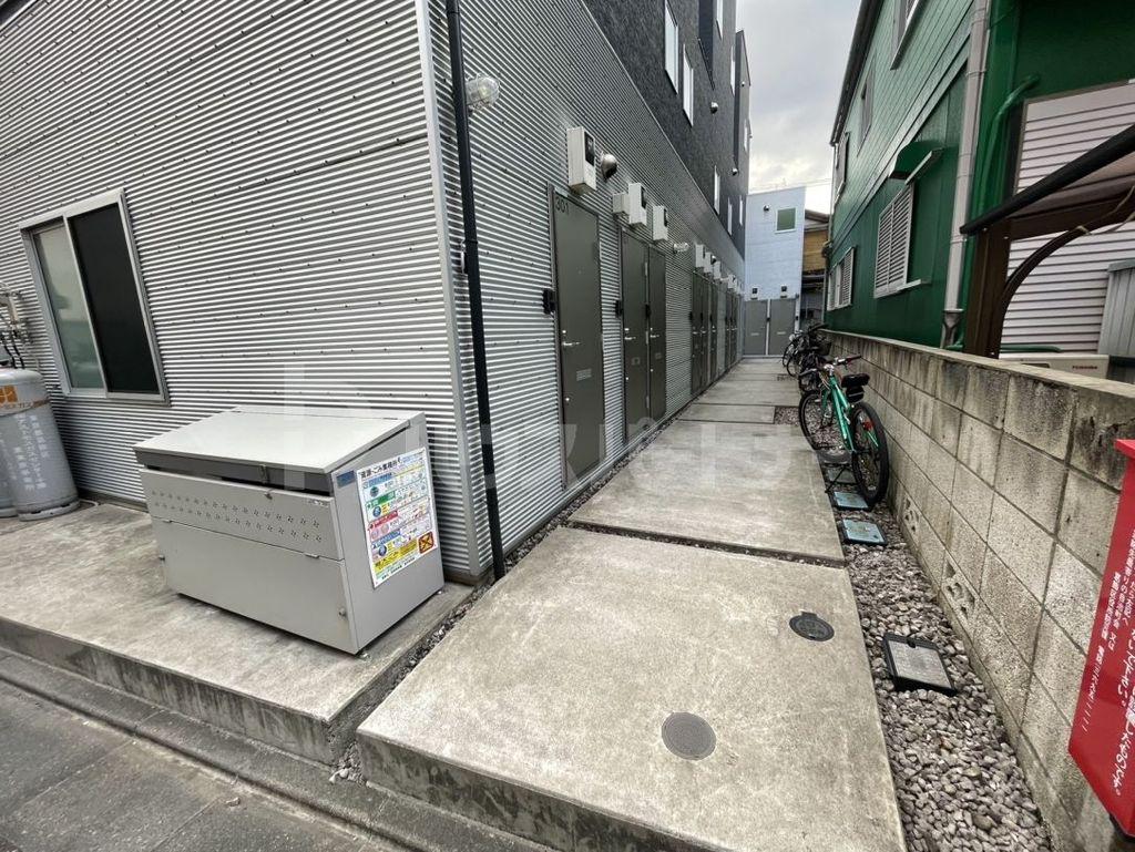 ALLEY HOUSE