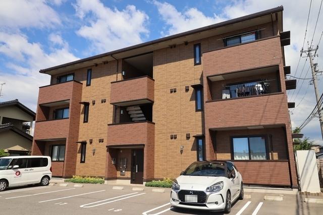 石川県野々市市 3階建 築8年