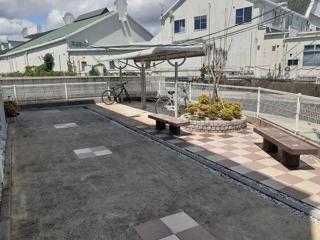 エメラルドグリーン
