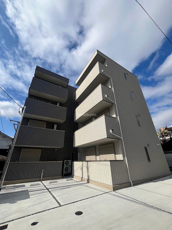 TRICERA COURT