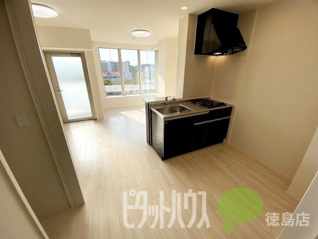 ユニヴァリィ県庁東