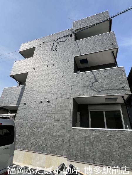 GLITTER箱崎駅前