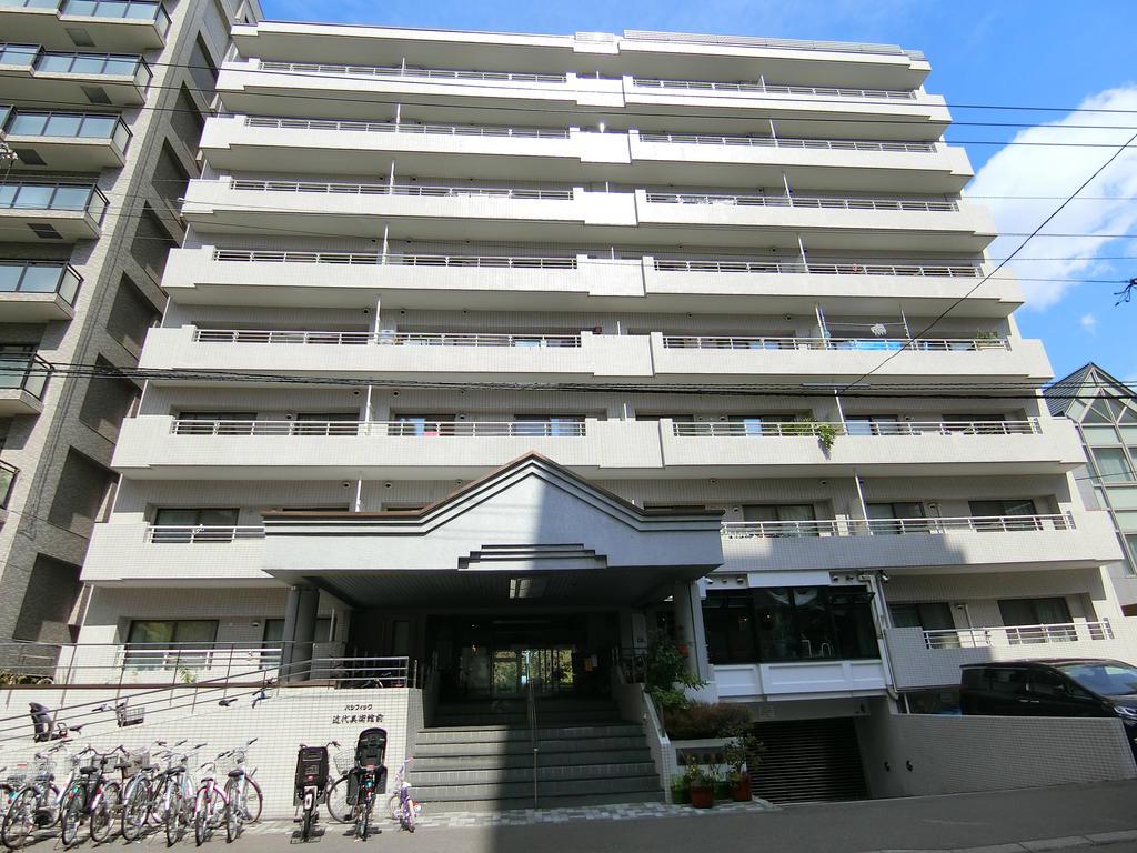 パシフィック近代美術館前