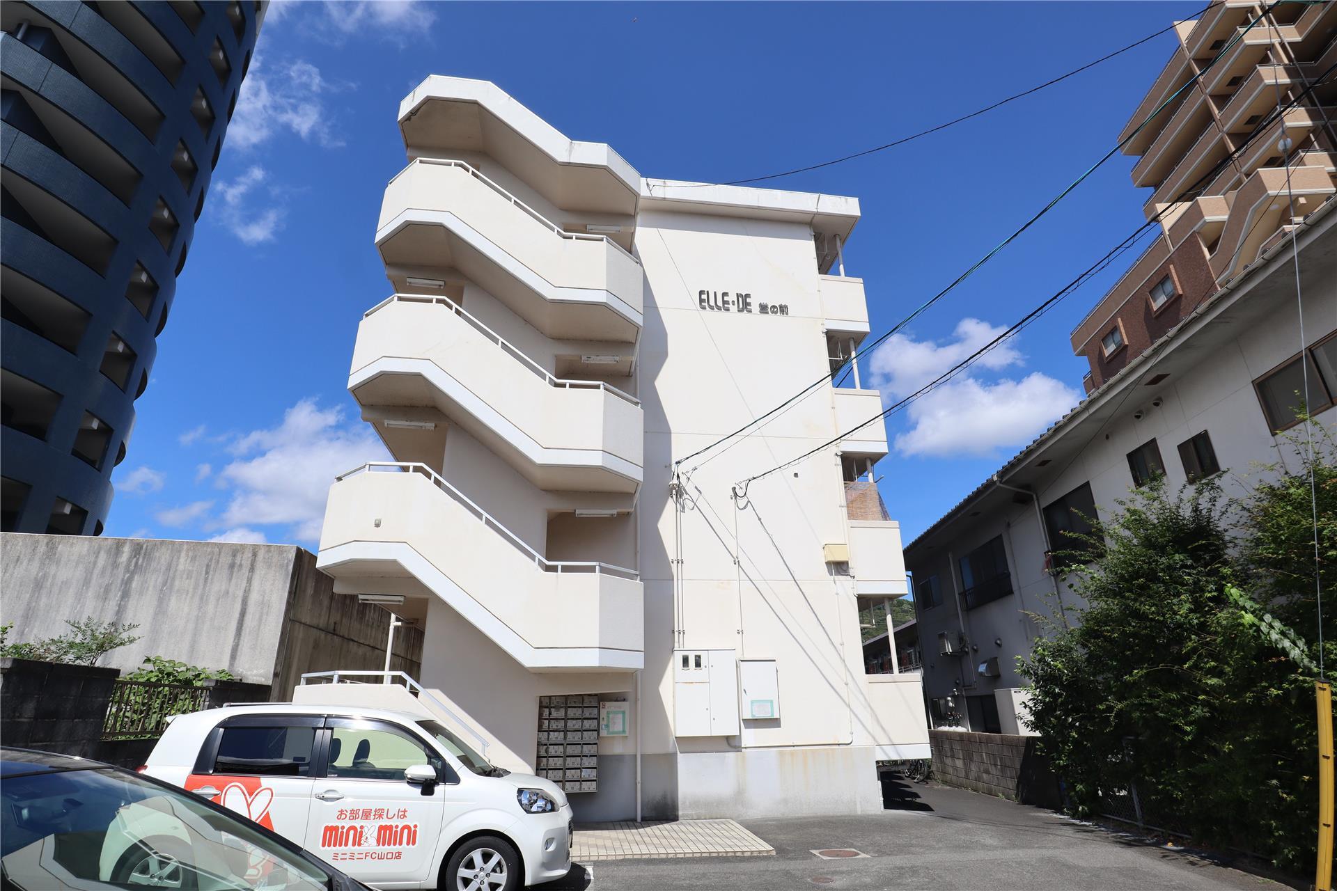 ELLE・DE堂の前