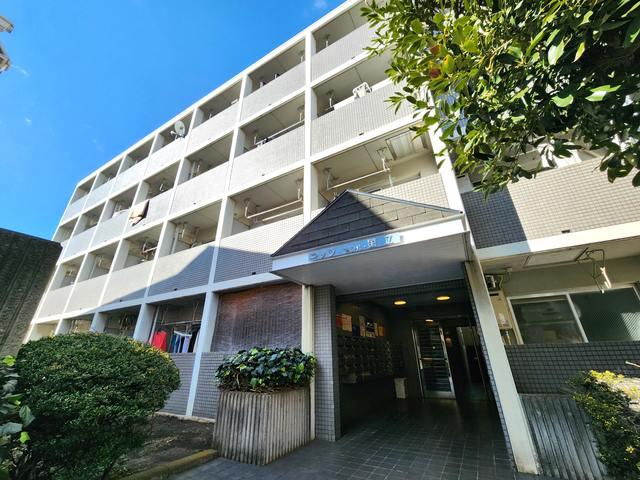 タッシ国立