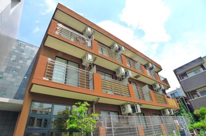 AKIS COURT
