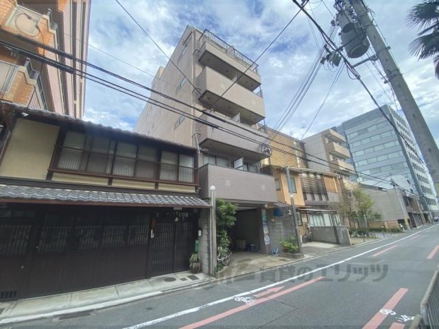 Fグロース