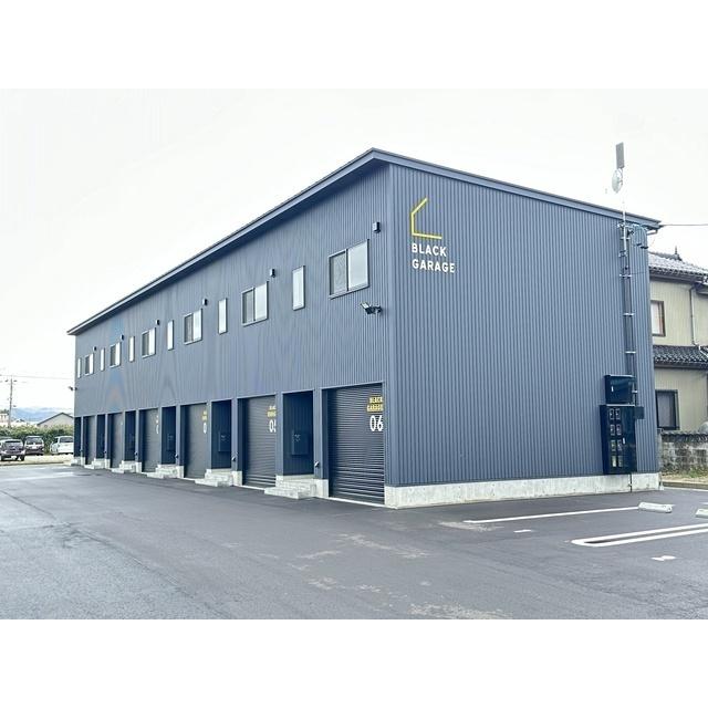 BLACK GARAGE