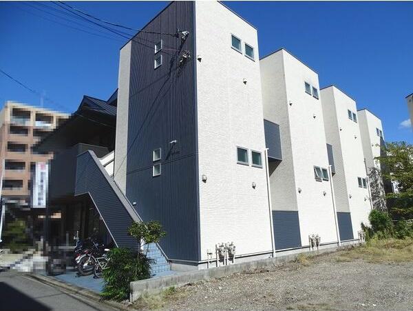 地下鉄名城線 平安通駅 徒歩7分  築16年
