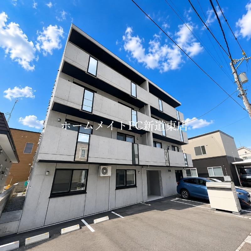JEEK BLAU MOTOMACHI
