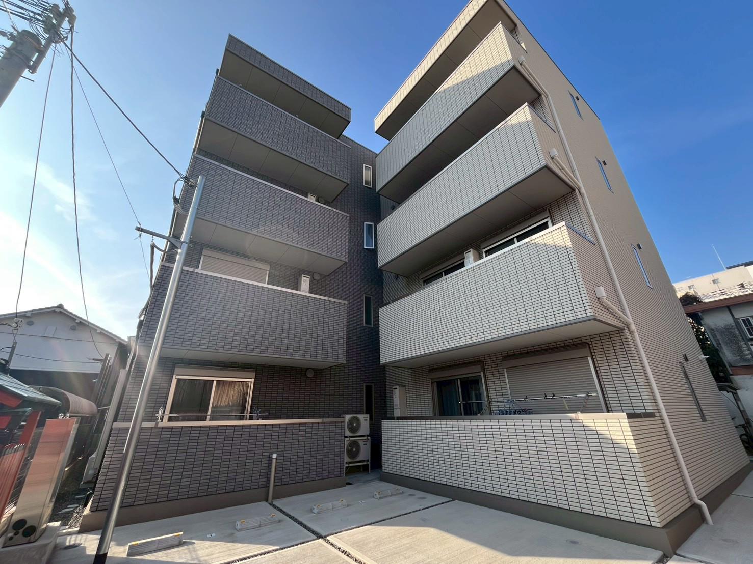 TRICERA COURT